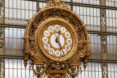 Paris, Fransa - 5 Temmuz 2018 D 'Orsay Müzesi' nin altın saati. Orsay Müzesi, Paris 'te Seine nehrinin sol kıyısında bir müzedir. Paris 'teki Orsay Müzesi' nin içindeki altın renkli saat..