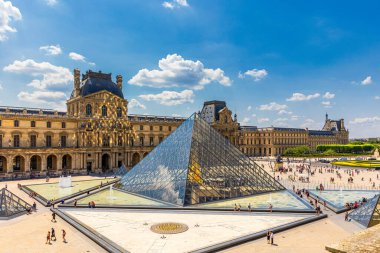 Paris, Fransa - 6 Temmuz 2018: Louvre Müzesi, dünyanın en büyük sanat müzesi ve güneşli bir günde Paris, Fransa 'daki tarihi bir anıt. Louvre Müzesi 'nin panoramik manzarası ve avlusu.