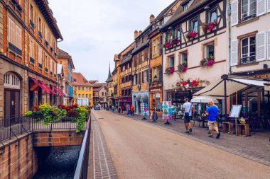 Colmar, Fransa - 27 Temmuz 2018: Colmar, Alsace, Fransa. Renkli binalar, kanallar ve çiçekler. Colmar, Fransa. Petite Venedik, su kanalı ve geleneksel yarı ahşap evler.