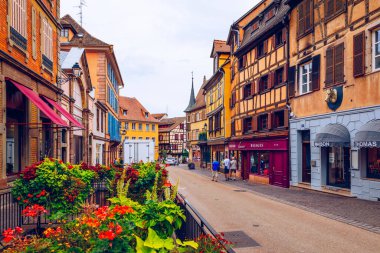 Colmar, Fransa - 27 Temmuz 2018: Colmar, Alsace, Fransa. Renkli binalar, kanallar ve çiçekler. Colmar, Fransa. Petite Venedik, su kanalı ve geleneksel yarı ahşap evler.