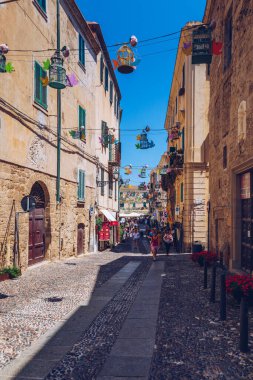 Alghero, İtalya - 21 Temmuz 2019: Alghero eski kasabası, Alghero sokak manzarası güzel bir günde. Alghero, İtalya. Alghero, Sardinya, İtalya 'nın panoramik hava manzarası. 