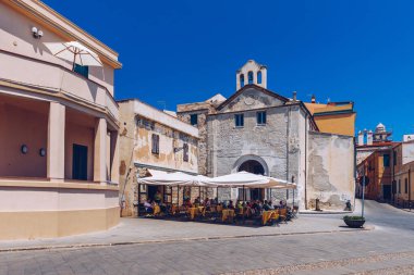 Alghero, İtalya - 21 Temmuz 2019: Alghero eski kasabası, Alghero sokak manzarası güzel bir günde. Alghero, İtalya. Alghero, Sardinya, İtalya 'nın panoramik hava manzarası. 