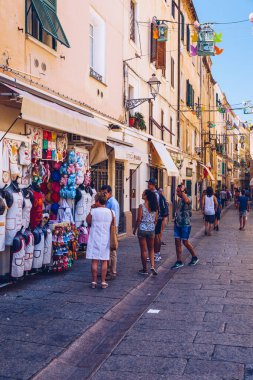 Alghero, İtalya - 21 Temmuz 2019: Alghero eski kasabası, Alghero sokak manzarası güzel bir günde. Alghero, İtalya. Alghero, Sardinya, İtalya 'nın panoramik hava manzarası. 