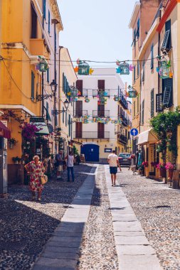 Alghero, İtalya - 21 Temmuz 2019: Alghero eski kasabası, Alghero sokak manzarası güzel bir günde. Alghero, İtalya. Alghero, Sardinya, İtalya 'nın panoramik hava manzarası. 