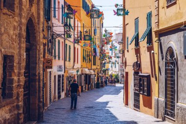 Alghero, İtalya - 21 Temmuz 2019: Alghero eski kasabası, Alghero sokak manzarası güzel bir günde. Alghero, İtalya. Alghero, Sardinya, İtalya 'nın panoramik hava manzarası. 