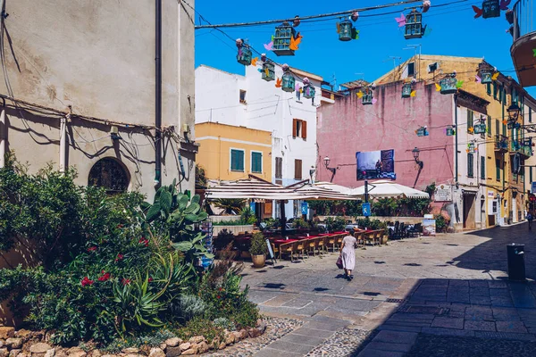 Alghero, İtalya - 21 Temmuz 2019: Alghero eski kasabası, Alghero sokak manzarası güzel bir günde. Alghero, İtalya. Alghero, Sardinya, İtalya 'nın panoramik hava manzarası. 