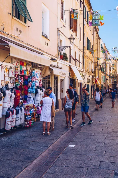 Alghero, İtalya - 21 Temmuz 2019: Alghero eski kasabası, Alghero sokak manzarası güzel bir günde. Alghero, İtalya. Alghero, Sardinya, İtalya 'nın panoramik hava manzarası. 