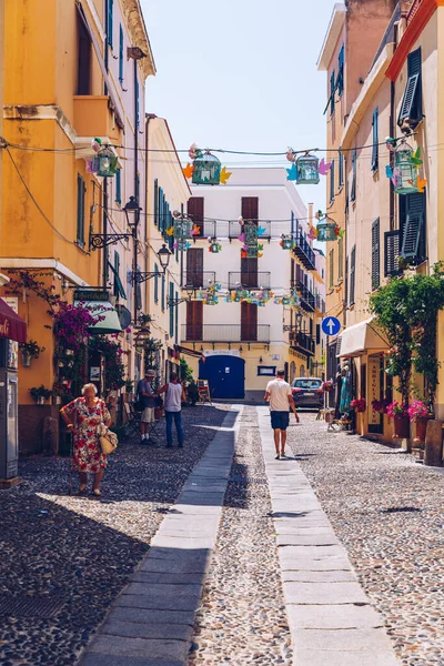 Alghero, İtalya - 21 Temmuz 2019: Alghero eski kasabası, Alghero sokak manzarası güzel bir günde. Alghero, İtalya. Alghero, Sardinya, İtalya 'nın panoramik hava manzarası. 