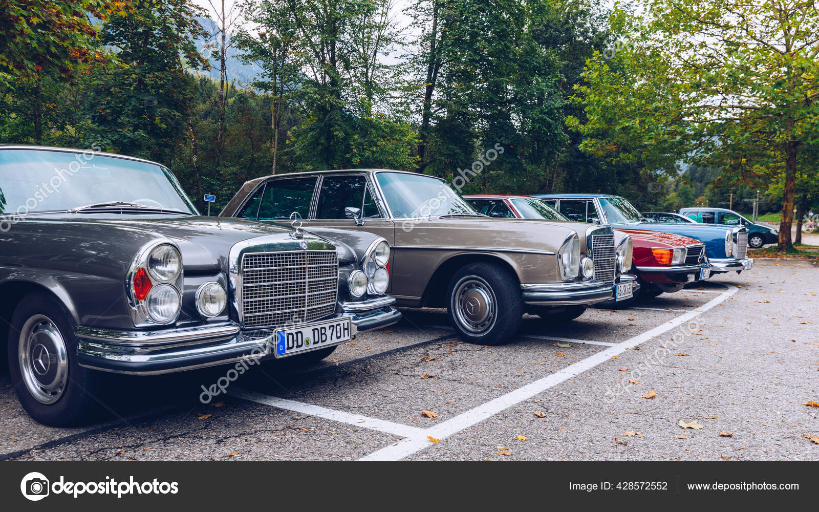 Bayern Deutschland September 2018 Sammlung Alter Mercedes Benz Autos Auf —  Redaktionelles Stockfoto © DaLiu #428572552
