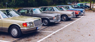 Bavyera, Almanya - 22 Eylül 2018: Bavyera 'da eski Mercedes-Benz arabaların toplanması: Mercedes-Benz 600, Mercedes-Benz 380 SL, Mercedes-Benz 280 SE, Mercedes-Benz W114 veya W115.