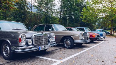 Bavyera, Almanya - 22 Eylül 2018: Bavyera 'da eski Mercedes-Benz arabaların toplanması: Mercedes-Benz 600, Mercedes-Benz 380 SL, Mercedes-Benz 280 SE, Mercedes-Benz W114 veya W115.