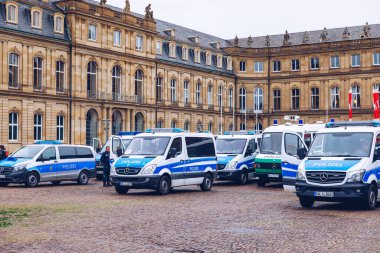Stuttgart, Almanya - 19 Ekim 2019: Görüntü Schloss Platz 'da Stuttgart polisini gösteriyor.