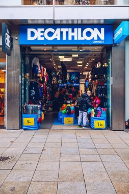 Stuttgart, Almanya - 19 Ekim 2019: Stuttgart 'taki Decathlon spor malzemeleri ve açık hava mağazası. Decathlon dünyanın en büyük spor ürünleri perakendecilerinden biridir..