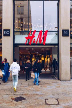 Stuttgart, Almanya - 19 Ekim 2019: H & M mağazası Stuttgart 'ın merkezinde. H & M, İsveçli çok uluslu giyim perakende şirketidir.