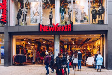 Stuttgart, Almanya - 19 Ekim 2019: Stuttgart 'ın merkezinde New Yorker giyim mağazası. New Yorker, Avrupa 'ya yayılmış bir Alman moda perakendecisi giyim zinciri..