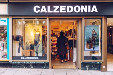 Stuttgart, Almanya - 19 Ekim 2019: Calzedonia Logosu Stuttgart 'ın merkezinde. Calzedonia, dünya çapında iç çamaşırı satan bir İtalyan moda perakende markası..