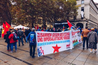 Stuttgart, Almanya - 19 Ekim 2019: Suriye Kürt topraklarında Türk askerlerinin işgaline karşı Kürt gösterisi.