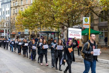 Stuttgart, Almanya - 19 Ekim 2019: İnsan kaçakçılığına karşı gösteri. Satılık değil. İnsan bir ürün değildir.. 
