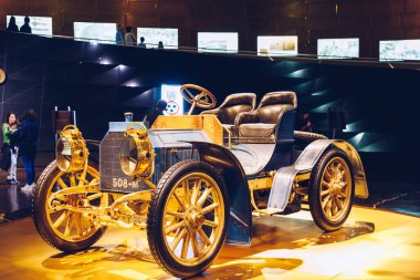Stuttgart, Almanya - 19 Ekim 2019: Markayla ilişkili tarihi Mercedes arabaları Stuttgart 'taki Mercedes-Benz müzesinde sergilenmektedir. Stuttgart 'taki Mercedes Benz Müzesi' nin içinde..