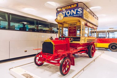 Stuttgart, Almanya - 19 Ekim 2019: Markayla ilişkili tarihi Mercedes arabaları Stuttgart 'taki Mercedes-Benz müzesinde sergilenmektedir. Stuttgart 'taki Mercedes Benz Müzesi' nin içinde..