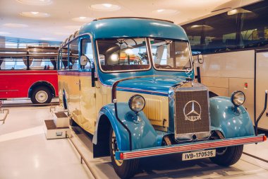 Stuttgart, Almanya - 19 Ekim 2019: Markayla ilişkili tarihi Mercedes arabaları Stuttgart 'taki Mercedes-Benz müzesinde sergilenmektedir. Stuttgart 'taki Mercedes Benz Müzesi' nin içinde..