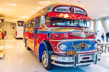 Stuttgart, Almanya - 19 Ekim 2019: Markayla ilişkili tarihi Mercedes arabaları Stuttgart 'taki Mercedes-Benz müzesinde sergilenmektedir. Stuttgart 'taki Mercedes Benz Müzesi' nin içinde..