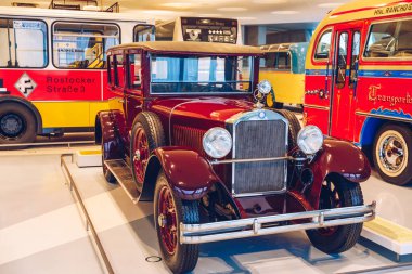 Stuttgart, Almanya - 19 Ekim 2019: Markayla ilişkili tarihi Mercedes arabaları Stuttgart 'taki Mercedes-Benz müzesinde sergilenmektedir. Stuttgart 'taki Mercedes Benz Müzesi' nin içinde..