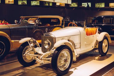 Stuttgart, Almanya - 19 Ekim 2019: Markayla ilişkili tarihi Mercedes arabaları Stuttgart 'taki Mercedes-Benz müzesinde sergilenmektedir. Stuttgart 'taki Mercedes Benz Müzesi' nin içinde..
