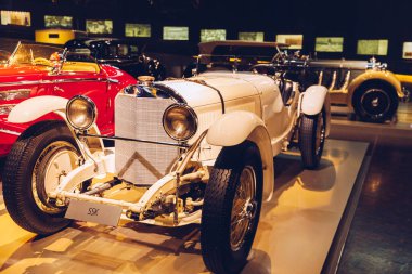 Stuttgart, Almanya - 19 Ekim 2019: Markayla ilişkili tarihi Mercedes arabaları Stuttgart 'taki Mercedes-Benz müzesinde sergilenmektedir. Stuttgart 'taki Mercedes Benz Müzesi' nin içinde..