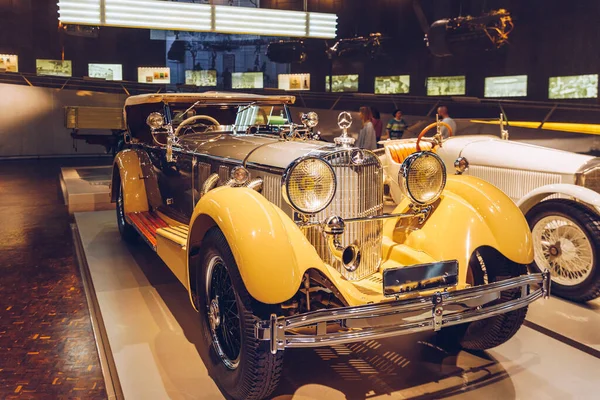 ドイツのシュトゥットガルト 10月19 2019 ブランドに関連する歴史的なメルセデス車がシュトゥットガルトのメルセデス ベンツ博物館に展示されています シュトゥットガルトのメルセデス ベンツ博物館の内装 — ストック写真