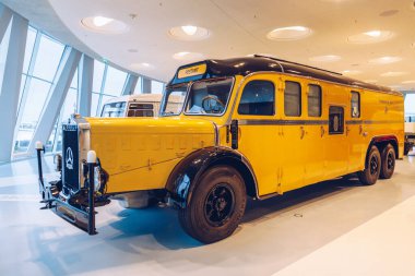 Stuttgart, Almanya - 19 Ekim 2019: Markayla ilişkili tarihi Mercedes arabaları Stuttgart 'taki Mercedes-Benz müzesinde sergilenmektedir. Stuttgart 'taki Mercedes Benz Müzesi' nin içinde..