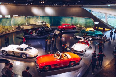 Stuttgart, Almanya - 19 Ekim 2019: Markayla ilişkili tarihi Mercedes arabaları Stuttgart 'taki Mercedes-Benz müzesinde sergilenmektedir. Stuttgart 'taki Mercedes Benz Müzesi' nin içinde..