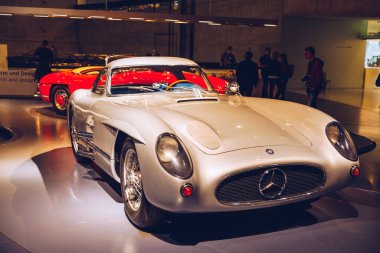 Stuttgart, Almanya - 19 Ekim 2019: Markayla ilişkili tarihi Mercedes arabaları Stuttgart 'taki Mercedes-Benz müzesinde sergilenmektedir. Stuttgart 'taki Mercedes Benz Müzesi' nin içinde..