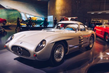 Stuttgart, Almanya - 19 Ekim 2019: Markayla ilişkili tarihi Mercedes arabaları Stuttgart 'taki Mercedes-Benz müzesinde sergilenmektedir. Stuttgart 'taki Mercedes Benz Müzesi' nin içinde..