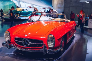 Stuttgart, Almanya - 19 Ekim 2019: Markayla ilişkili tarihi Mercedes arabaları Stuttgart 'taki Mercedes-Benz müzesinde sergilenmektedir. Stuttgart 'taki Mercedes Benz Müzesi' nin içinde..