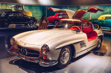 Stuttgart, Almanya - 19 Ekim 2019: Markayla ilişkili tarihi Mercedes arabaları Stuttgart 'taki Mercedes-Benz müzesinde sergilenmektedir. Stuttgart 'taki Mercedes Benz Müzesi' nin içinde..