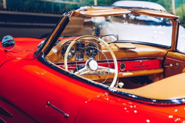 Stuttgart, Almanya - 19 Ekim 2019: Markayla ilişkili tarihi Mercedes arabaları Stuttgart 'taki Mercedes-Benz müzesinde sergilenmektedir. Stuttgart 'taki Mercedes Benz Müzesi' nin içinde..