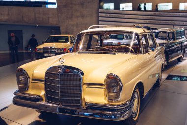 Stuttgart, Almanya - 19 Ekim 2019: Markayla ilişkili tarihi Mercedes arabaları Stuttgart 'taki Mercedes-Benz müzesinde sergilenmektedir. Stuttgart 'taki Mercedes Benz Müzesi' nin içinde..