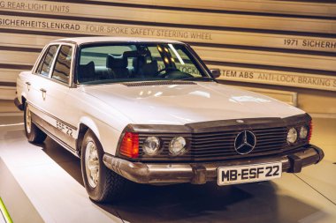 Stuttgart, Almanya - 19 Ekim 2019: Markayla ilişkili tarihi Mercedes arabaları Stuttgart 'taki Mercedes-Benz müzesinde sergilenmektedir. Stuttgart 'taki Mercedes Benz Müzesi' nin içinde..