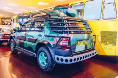 Stuttgart, Almanya - 19 Ekim 2019: Markayla ilişkili tarihi Mercedes arabaları Stuttgart 'taki Mercedes-Benz müzesinde sergilenmektedir. Stuttgart 'taki Mercedes Benz Müzesi' nin içinde..