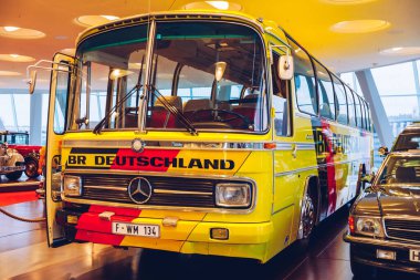 Stuttgart, Almanya - 19 Ekim 2019: Markayla ilişkili tarihi Mercedes arabaları Stuttgart 'taki Mercedes-Benz müzesinde sergilenmektedir. Stuttgart 'taki Mercedes Benz Müzesi' nin içinde..