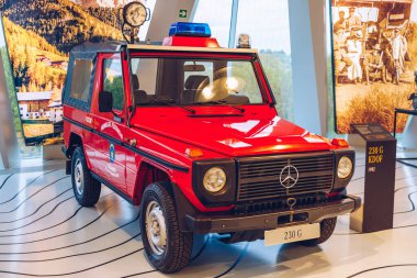 Stuttgart, Almanya - 19 Ekim 2019: Markayla ilişkili tarihi Mercedes arabaları Stuttgart 'taki Mercedes-Benz müzesinde sergilenmektedir. Stuttgart 'taki Mercedes Benz Müzesi' nin içinde..