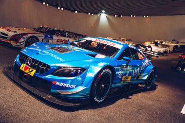 Stuttgart, Almanya - 19 Ekim 2019: Markayla ilişkili tarihi Mercedes arabaları Stuttgart 'taki Mercedes-Benz müzesinde sergilenmektedir. Stuttgart 'taki Mercedes Benz Müzesi' nin içinde..