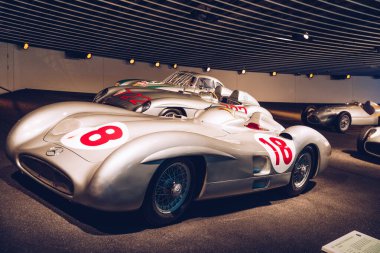 Stuttgart, Almanya - 19 Ekim 2019: Markayla ilişkili tarihi Mercedes arabaları Stuttgart 'taki Mercedes-Benz müzesinde sergilenmektedir. Stuttgart 'taki Mercedes Benz Müzesi' nin içinde..