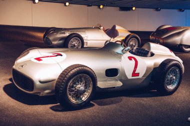 Stuttgart, Almanya - 19 Ekim 2019: Markayla ilişkili tarihi Mercedes arabaları Stuttgart 'taki Mercedes-Benz müzesinde sergilenmektedir. Stuttgart 'taki Mercedes Benz Müzesi' nin içinde..