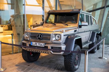 Stuttgart, Almanya - 19 Ekim 2019: Markayla ilişkili tarihi Mercedes arabaları Stuttgart 'taki Mercedes-Benz müzesinde sergilenmektedir. Stuttgart 'taki Mercedes Benz Müzesi' nin içinde..