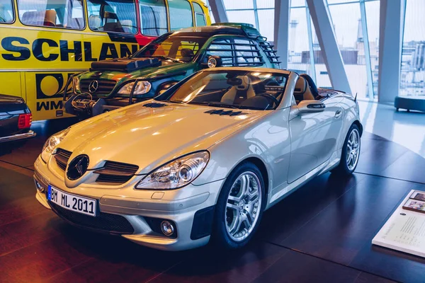 斯图加特 Stuttgart Germany 2019年10月19日 与此品牌相关的历史性奔驰汽车在斯图加特的奔驰博物馆展出 斯图加特Mercedes Benz博物馆的内部 — 图库照片