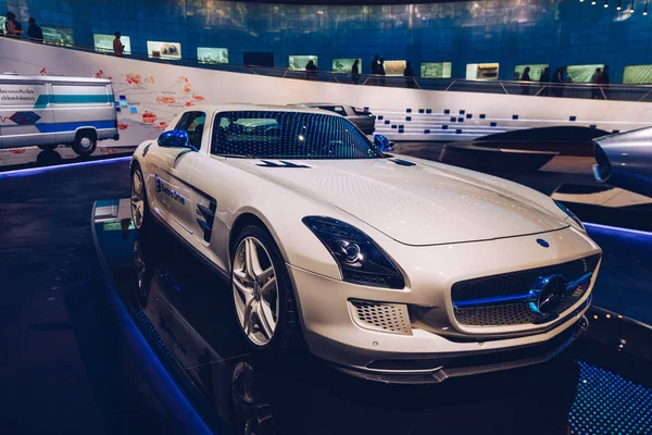 斯图加特 Stuttgart Germany 2019年10月19日 与此品牌相关的历史性奔驰汽车在斯图加特的奔驰博物馆展出 斯图加特Mercedes Benz博物馆的内部 — 图库照片
