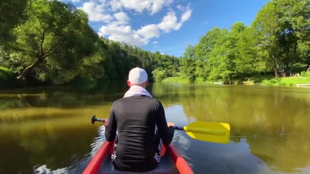Man Paddle Canoe River Sunny Summer Day Prague Czech Republic — Stock Video