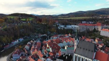 Çek Cumhuriyeti 'nin ortaçağ şatosuna bakan Vltava nehir kıyısındaki Cesky Krumlov kasabasının tarihi manzarası. Eski Cesky Krumlov kasabasının manzarası, Güney Bohemya, Çek Cumhuriyeti.